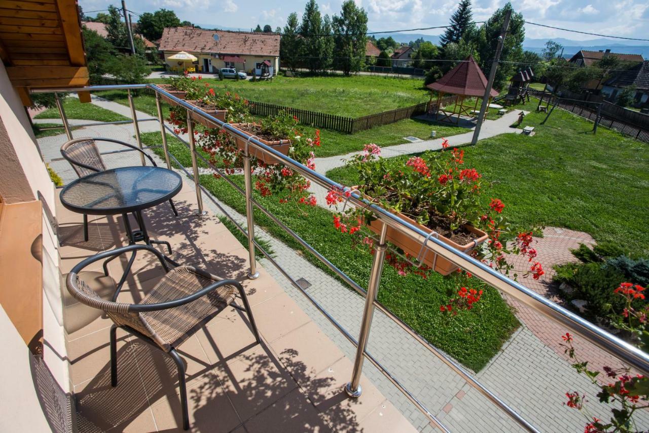 Camere De Inchiriat Hatuica Exteriör bild