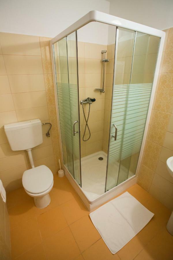 Camere De Inchiriat Hatuica Exteriör bild