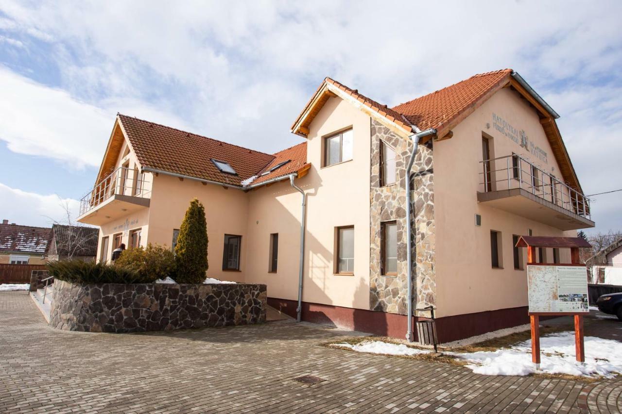 Camere De Inchiriat Hatuica Exteriör bild